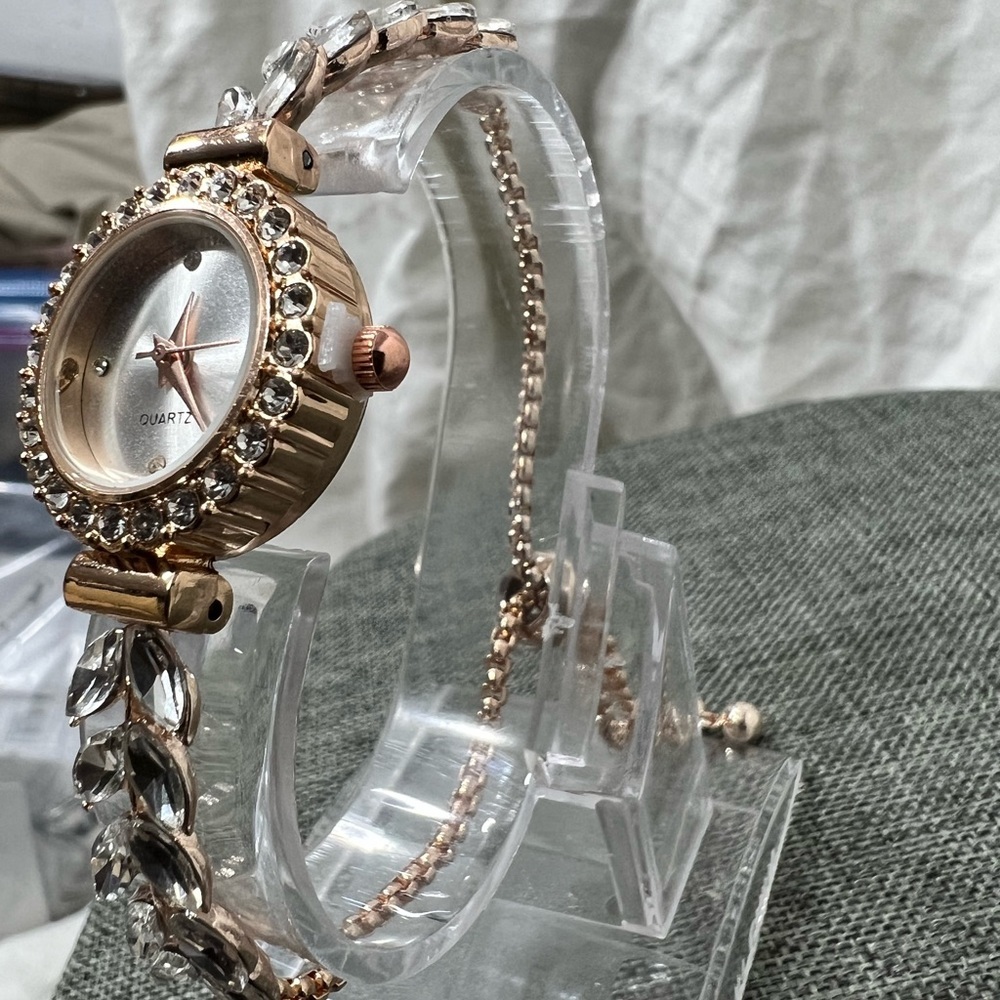 Fashion Jewelry Rhinestone Quartz Watch W/ Adjustable Band Amazing Looking. - Picture 8 of 11